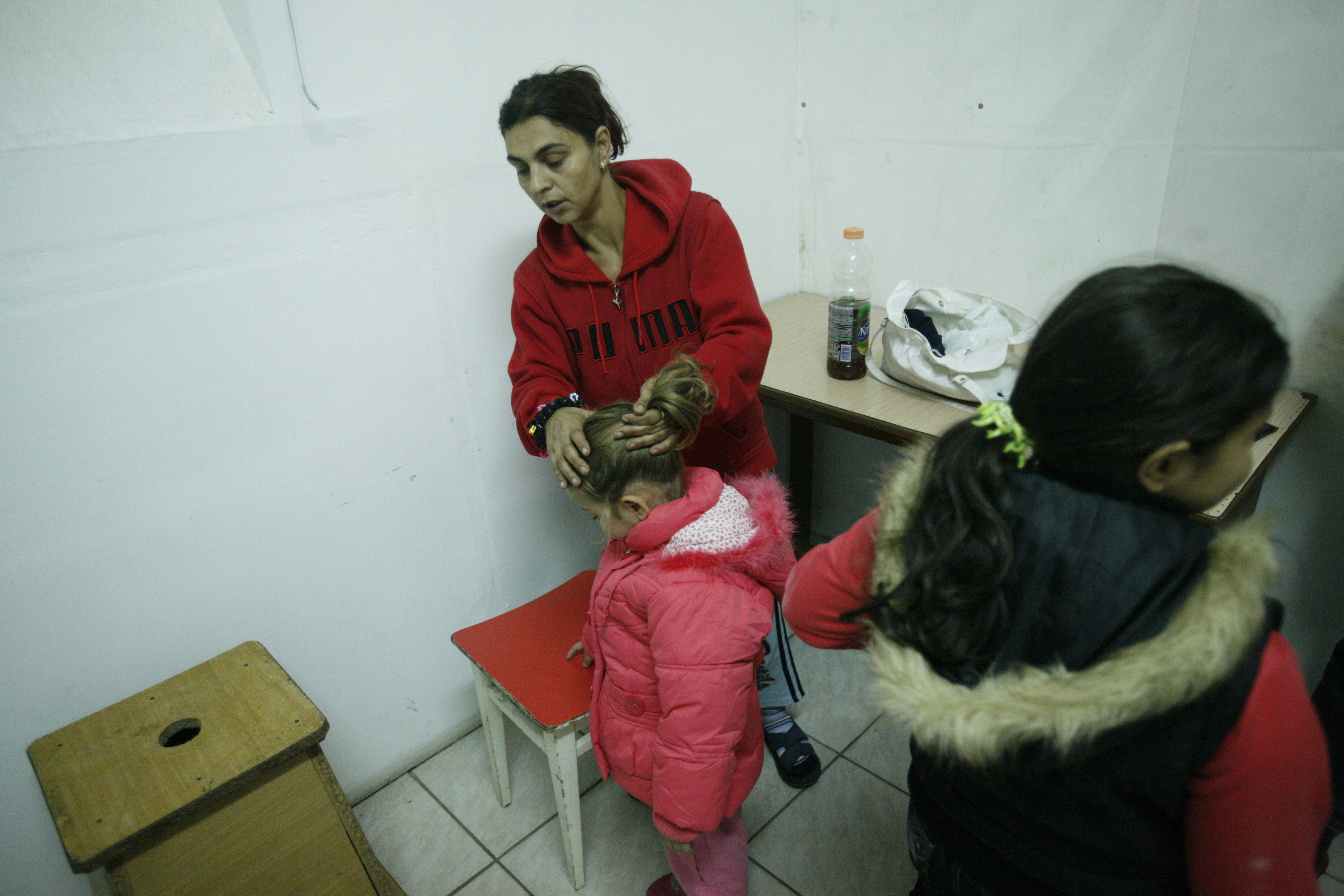 Disperare: doi copii si-au reclamat mama la politie