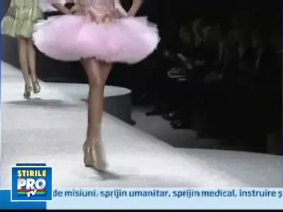 Culori vii si eternele alb-negru, in prezentarile de moda de la Paris