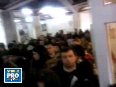 Haos in sesiune! Studentii s-au calcat in picioare, ca sa intre la examene!