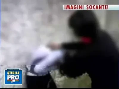 Tatal unei fete batute crunt de trei colege le vrea pe agresoare inchise