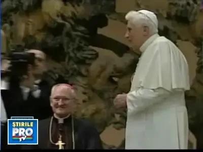Papa Benedict al XVI-lea, marait de un pui de leu