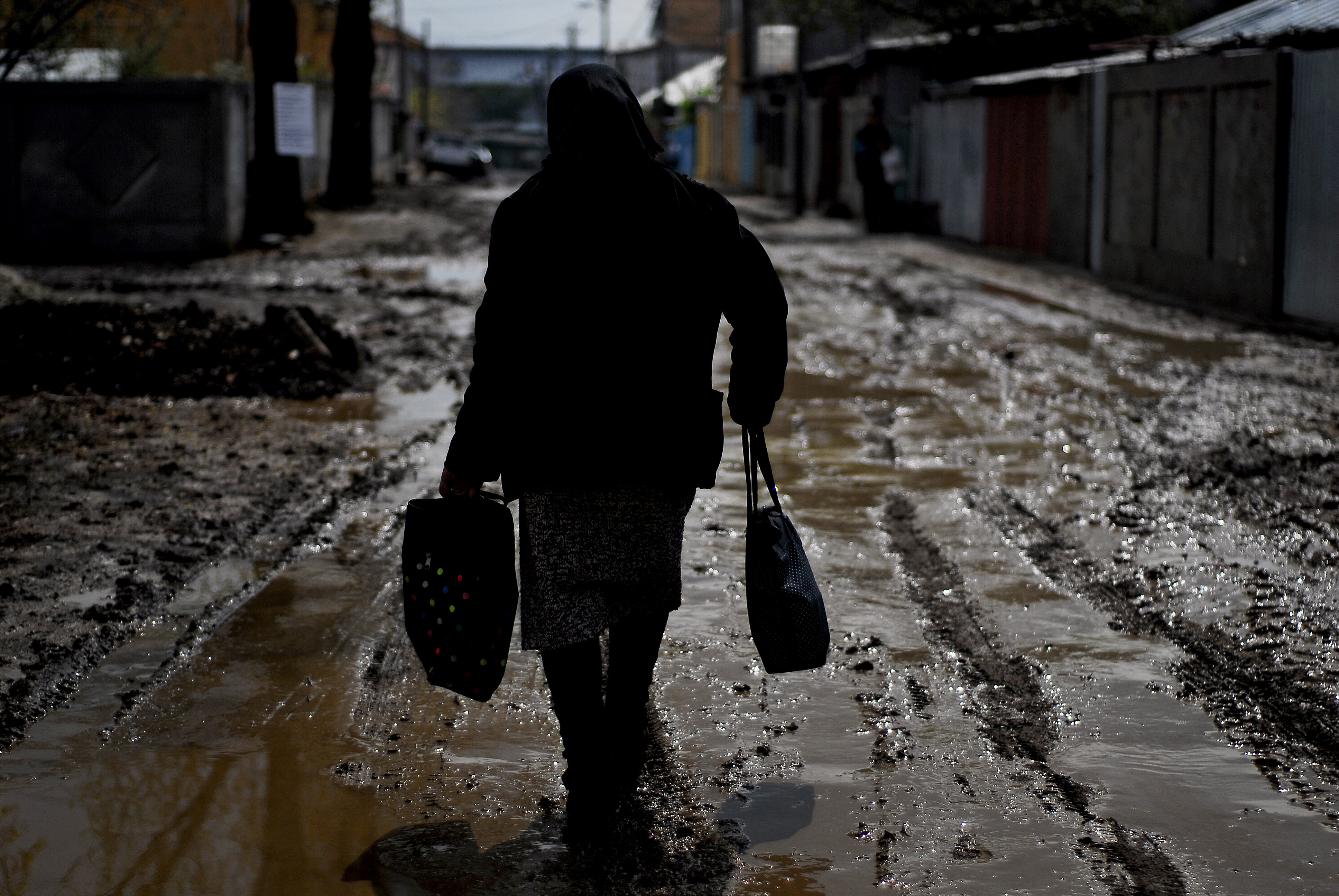 Zeci de case inundate la Drobeta Turnu Severin! Canalizarea nu face fata!