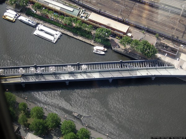 Si-a aruncat fetita de 4 ani intr-un rau, de la 60 de metri inaltime!