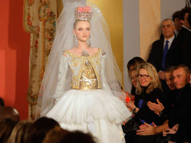 Lacroix a adus o mireasa "regala" la Saptamana Modei de la Paris