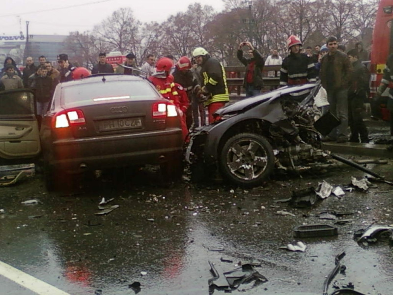 Masina de lux, rupta pur si simplu in doua!