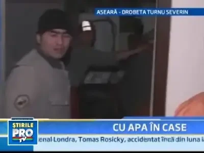 Zeci de case inundate la Drobeta Turnu Severin! Canalizarea e de vina!