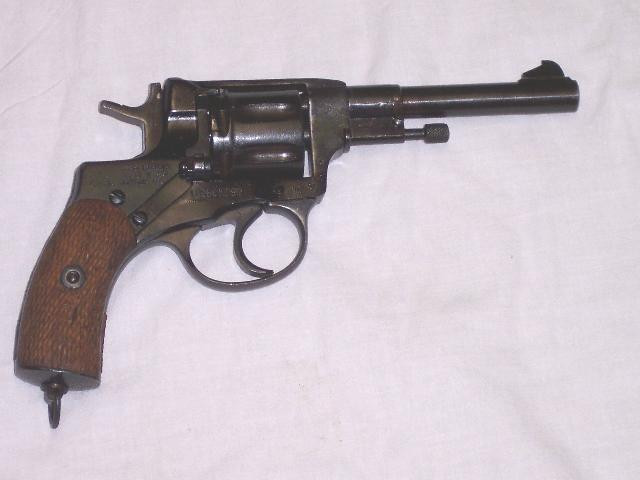 A gasit ascunse in zidurile casei sale 300 de cartuse si 7 pistoale!