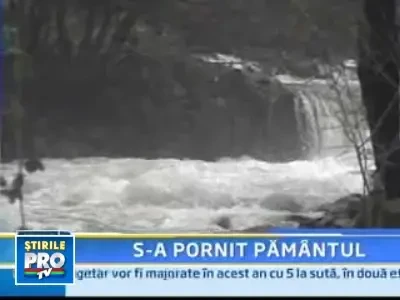 Alunecari de teren din cauza inundatiilor! DN 67 D a fost blocat