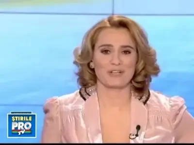 Un catelus de cateva luni si-a gasit mamica. O pisica!