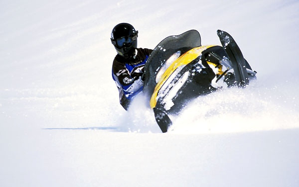 Sporturi extreme la Sibiu! Pilotii de snowmobile au sarit de pe trambuline