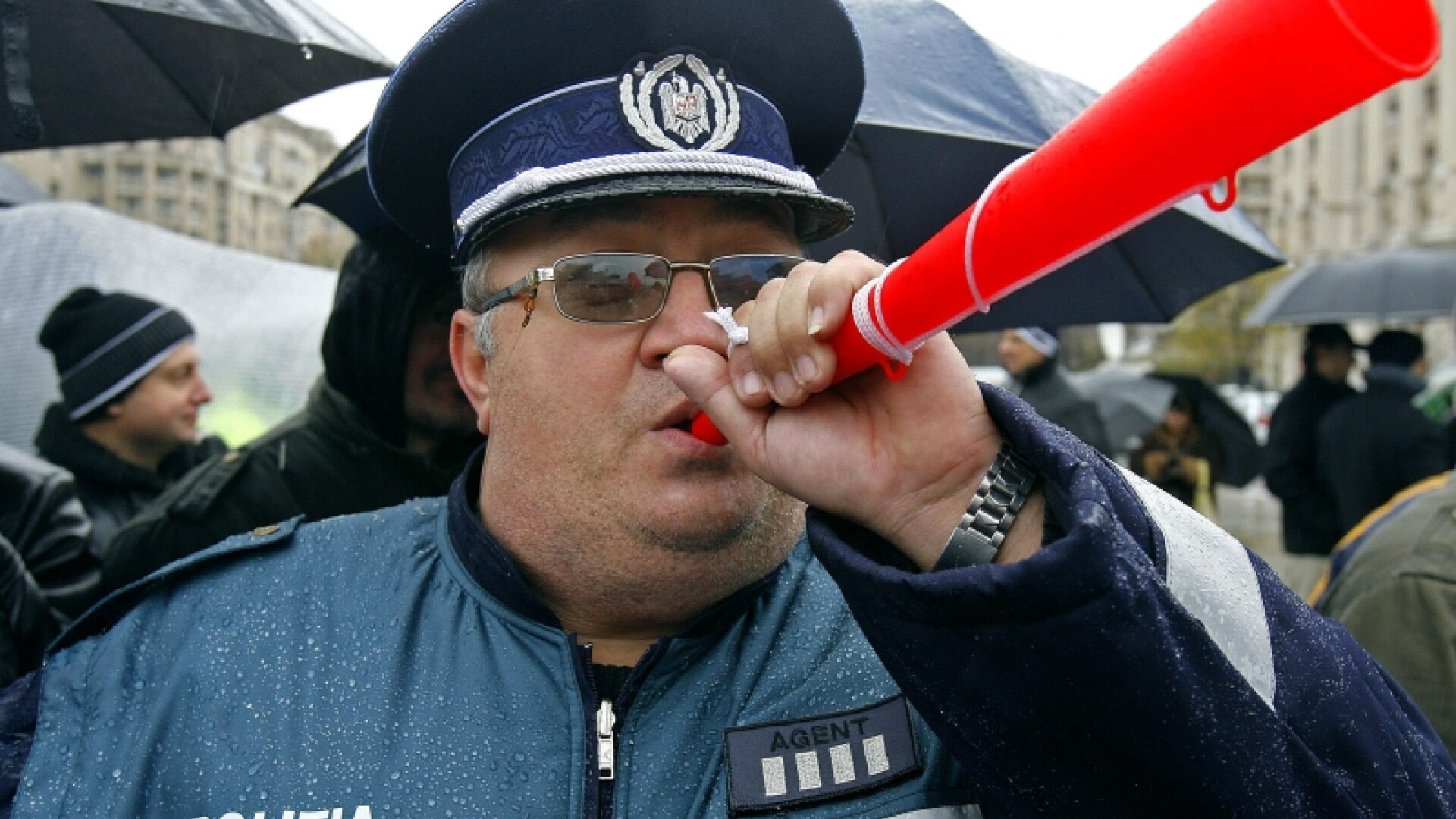 Taierea primelor si sporurilor ii scoate in strada pe politisti!