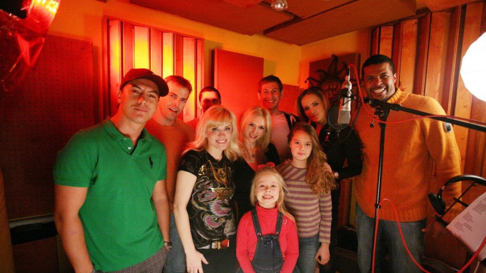 Vedetele sarbatoresc 11 ani Acasa, in costume de poveste!