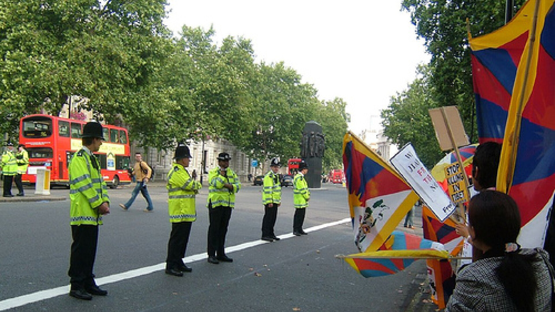Militantii pro Tibet au incins o bataie cu politistii englezi