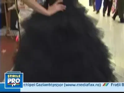 Ai purta o rochie neagra de mireasa la nunta?