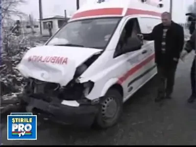 O ambulanta din Gorj a intrat cu viteza intr-un sofer neatent