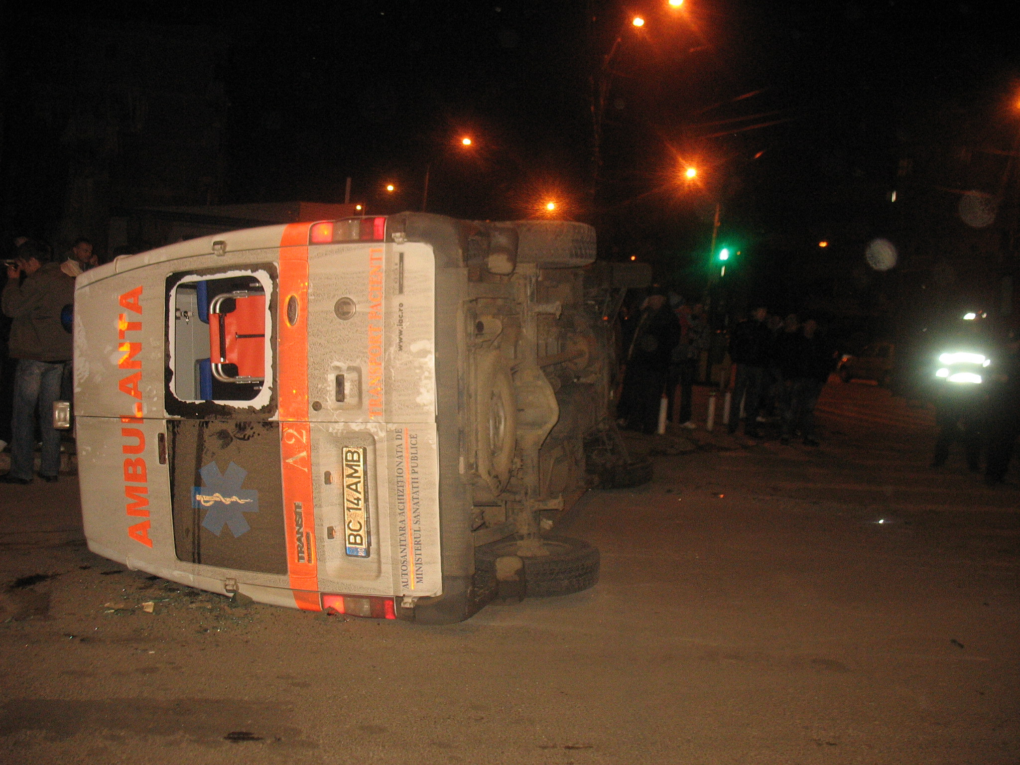 Doua gravide ranite, dupa ce ambulanta in care se aflau s-a rasturnat