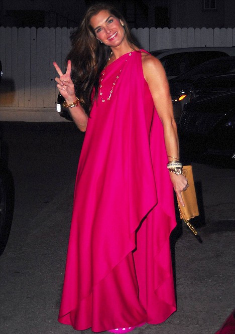 Brooke Shields bea cafeaua in toaleta, cu ciocolata neagra!