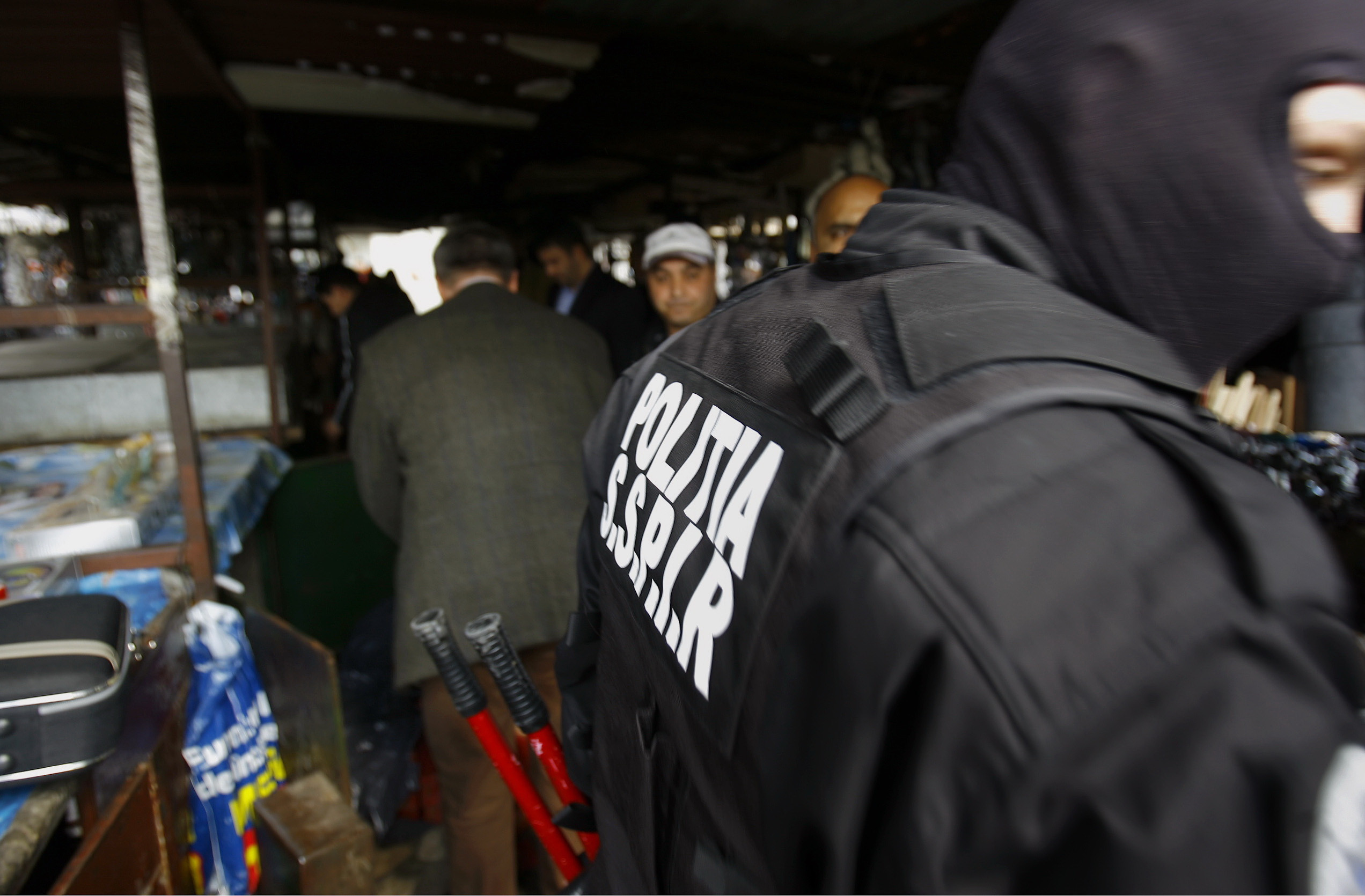 Scapa cine poate! Razie in doua centre comerciale de langa Bucuresti