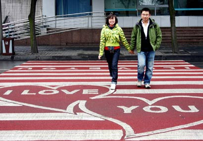 Ca sa traverseze pe unde trebuie, le-au facut "zebra" cu inimioare!