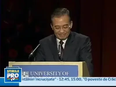 Protestul cu pantofi aruncati e la moda. Si premierul chinez a patit-o!