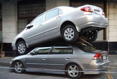 Alpinism auto. Un sofer s-a "catarat" cu masina pe o alta