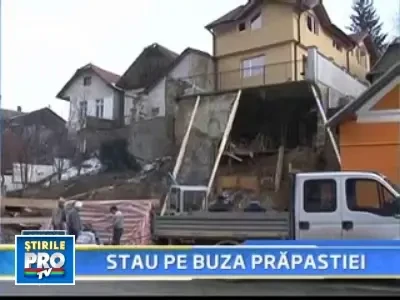 Traiesc cu teama ca locuinta lor se poate prabusi oricand