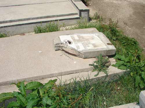 Recompensa pentru cei care pot da informatii despre indivizii care au profanat un cimitir din Bihor