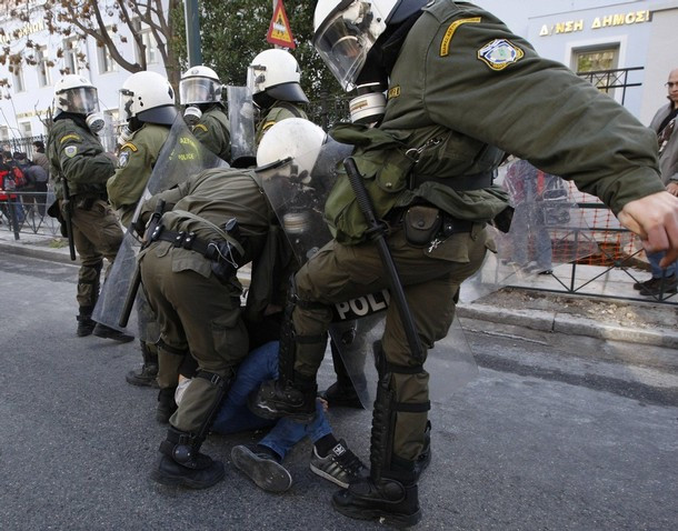 Un politist a impuscat un agent de paza in Atena