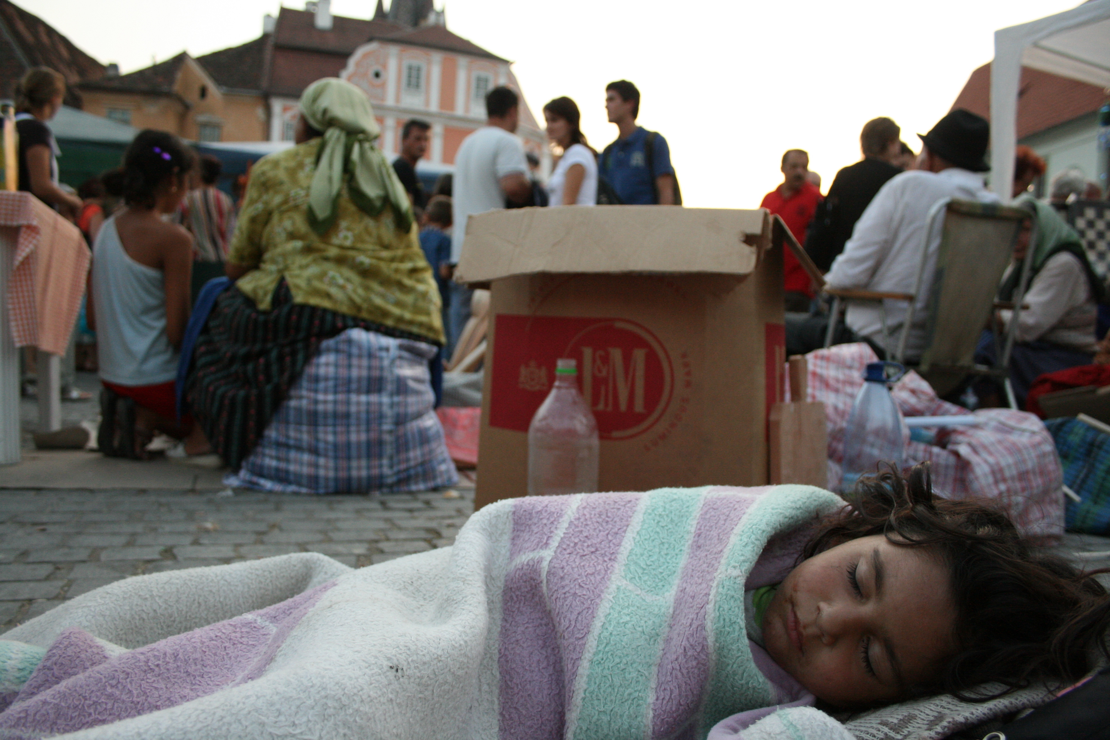 Basescu s-a inteles cu Sarkozy: Vom gasi o solutie inteligenta pentru romi