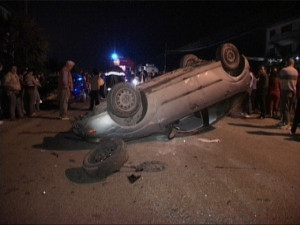 Au vazut moartea cu ochii. S-au rasturnat cu masina intr-un parau