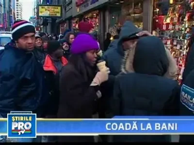 Ai nevoie de bani? In SUA, un om ii imparte pe strazi!