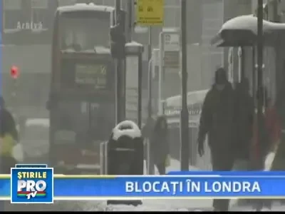 Zeci de romani continua sa fie blocati intr-un aeroport din Londra