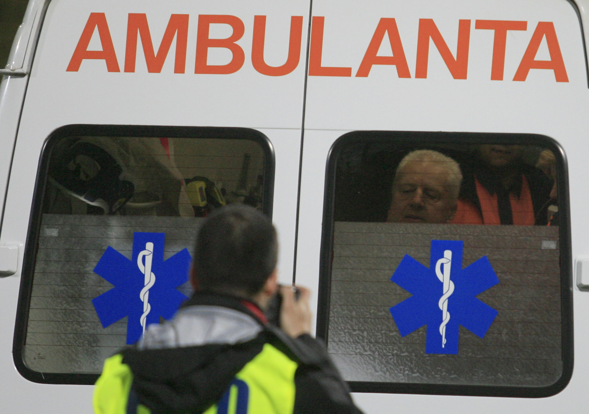 A fost incuiata in casa, asa ca a iesit la joaca pe geam. De la etajul 3!