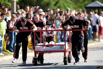 Cursa trasnita pe un rau din Belgia pentru promovarea unei beri