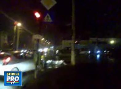 Sofer scos cu forta din masina si batut in mijlocul intersectiei!