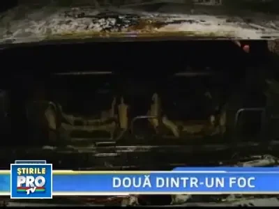 Doua masini, arse complet, dupa ce hotii au incercat sa fure una dintre ele