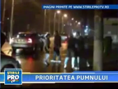 Sofer scos cu forta din masina si batut in mijlocul intersectiei!