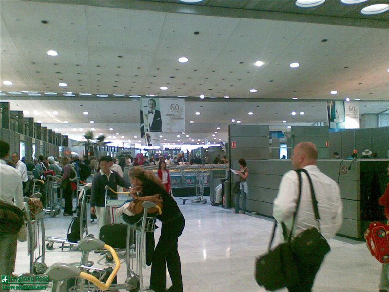 O femeie s-a trezit inapoi in Pakistan dupa ce a adormit in timpul zborului ei spre Paris