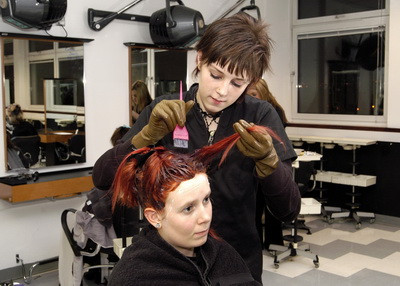 Suntem in plina criza! Pana si femeile trec mai rar pe la coafor!