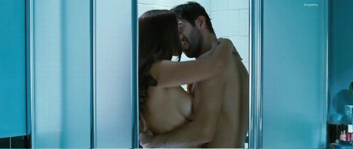 Monica Bellucci isi arata sanii la 43 de ani