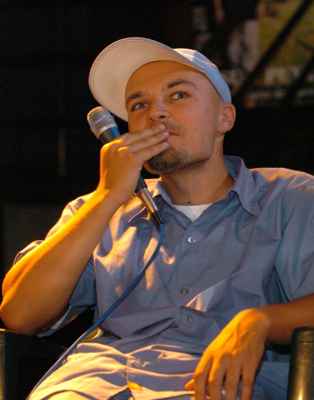 Videochat inedit cu Puya pe apropo.ro: pe acoperis, la un gratar!