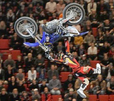 IMAGINI SOCANTE: Motociclist mort in timpul unei competitii de freestyle!