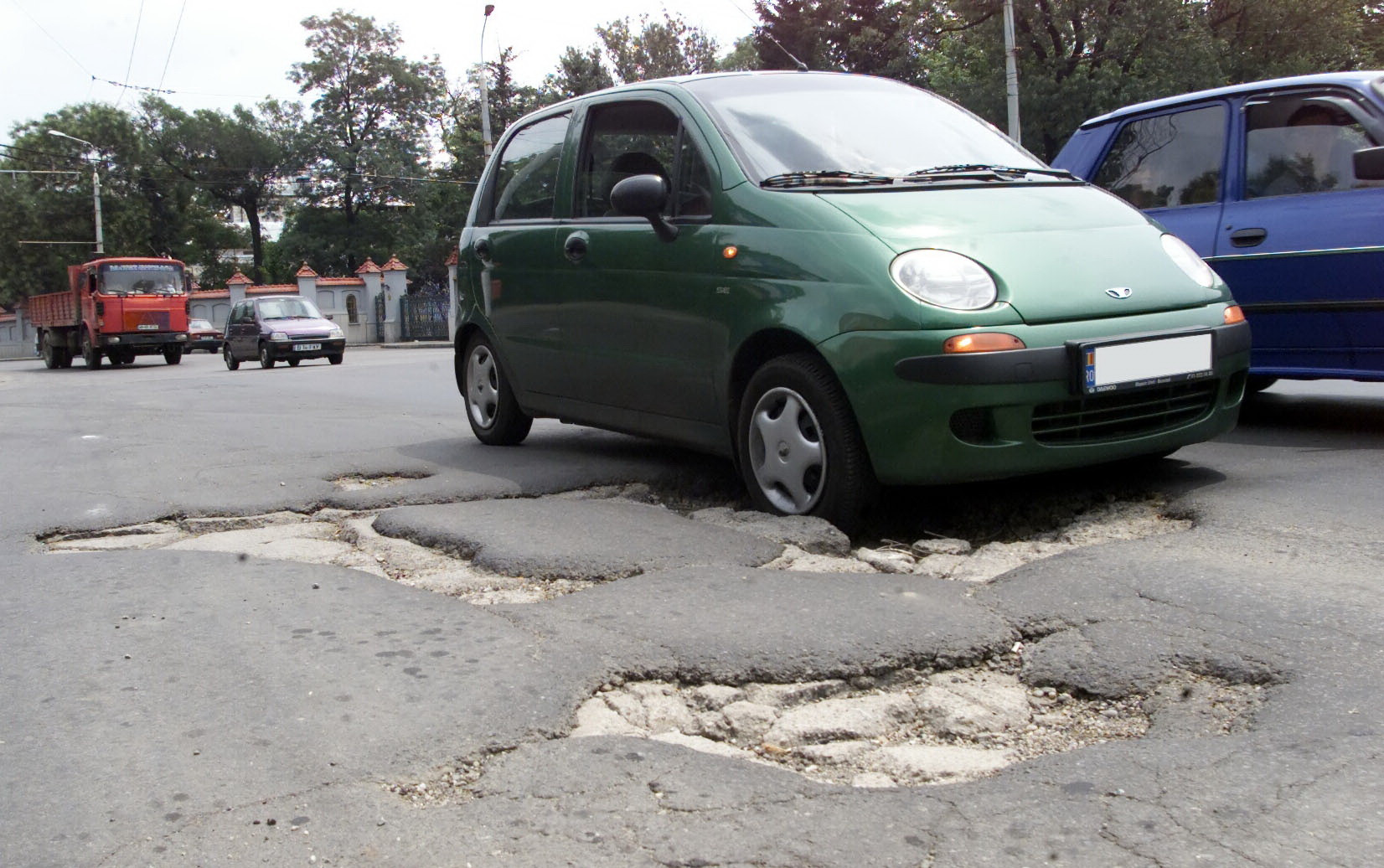 Carpeala romaneasca: gropile de pe DN11, acoperite cu nisip