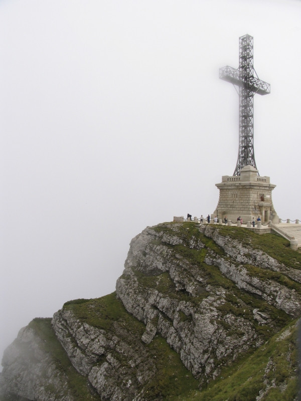Voiau sa ajunga la Crucea de pe Caraiman, doar in bascheti si blugi!
