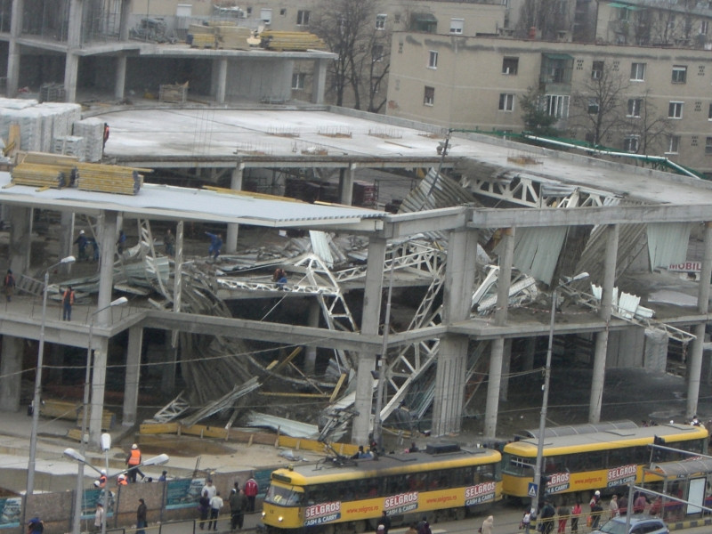 Plafon prabusit la un mall din Oradea, aflat in constructie! Un om a murit!