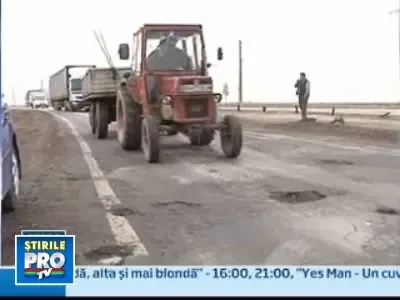 Carpeala romaneasca: gropile de pe DN11, acoperite cu nisip