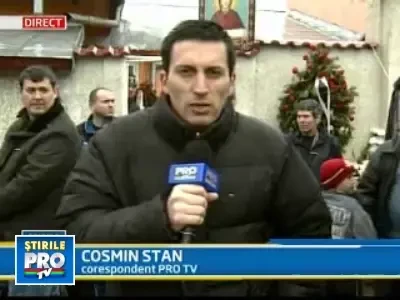 Ploaia nu-i poate opri pe cei care vor sa-i aduca un ultim omagiu lui Cozma