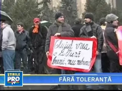 Cu icoane pe piept, crestinii din Cluj au protestat impotriva lesbienelor