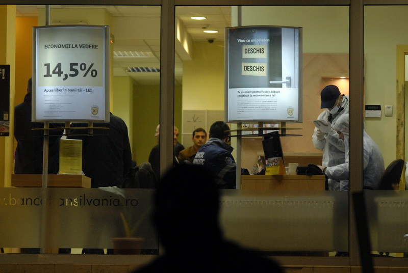 Doi indivizi periculosi in libertate! Intr-un minut au furat 60.000 de euro