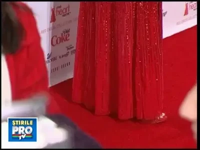 Actritele de la Hollywood au defilat in rochii rosii pentru o cauza nobila